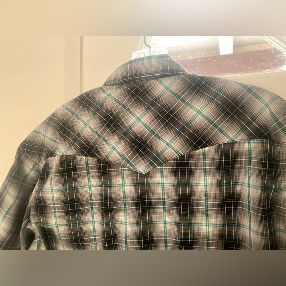 Wrangler plaid shirt with pearl snap-on buttons. Size Large, black, green. - Picture 4 of 10
